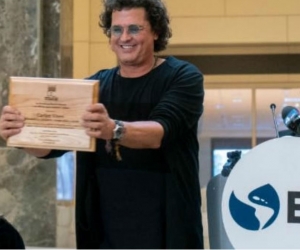 Carlos Vives recibiendo un reconocimiento del Banco Interamericano de Desarrollo