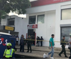 Afueras del banco Colpatria, frente a la estación Joaquín Barrios Polo.