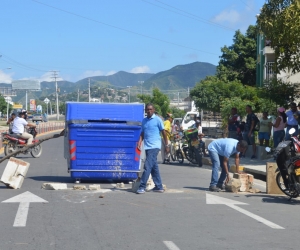 Bloquearon con piedras y contenedores de basura la Troncal del Caribe. 