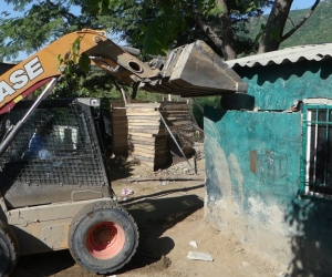 Con maquinaria pesada fue demolida vivienda en Villa Betel.