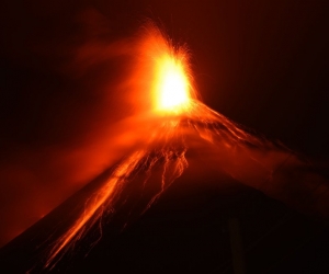 Vista del volcán de Fuego en erupción.