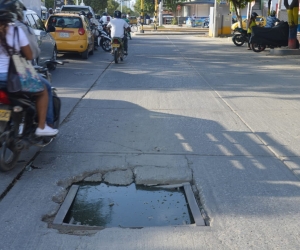 Motos y carro le deben hacer el quite, se encuentra justo cerca al semáforo. 