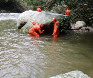 17 voluntarios y seis buzos de la Defensa Civil realizan la búsqueda del turista bogotano. 