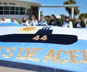 Familiares se manifiestan para pedir que refloten el submarino argentino.