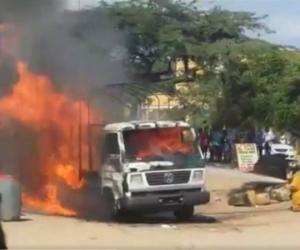 El camión de la Policía fue incinerado. 