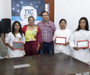 Estudiantes indígenas recibieron 15 tabletas por parte de Computadores Para Educar.