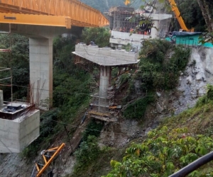 Caída de una estructura de puente en construcción. 