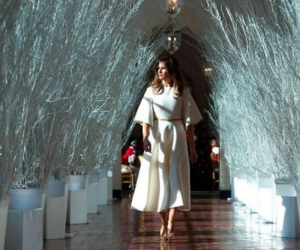 Melania Trump mostrando la decoración navideña de la ´Casa Blanca´