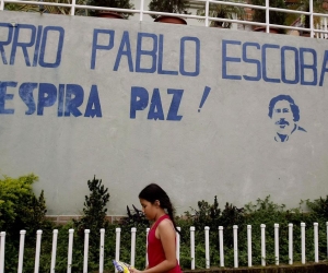 Una niña camina frente al mural que da la bienvenida al barrio Pablo Escobar en Medellín.