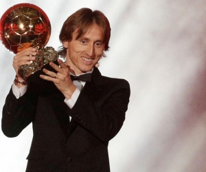  Luka Modric, jugador del Real Madrid, sostiene el balón de oro.