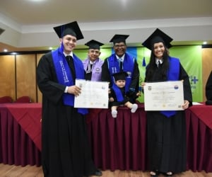El pequeño Andy Jaramillo acompañó a sus padres a recibir el diploma vestido con toga y birrete.