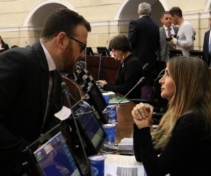  La senadora Nadia Blel dialoga con el también congresista Andrés García.