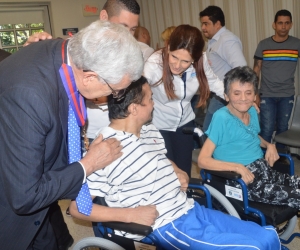 Momentos cuando los beneficiarios recibían las sillas de ruedas por parte de la Gobernación y la iglesia.