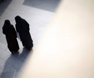 Las monjas trabajaban como directora y docente en la escuela. 