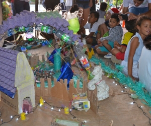 Los menores y sus familias participan en el concurso de 'Pesebres ecológicos' del Dadsa.