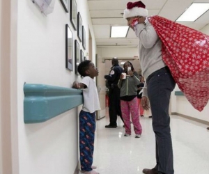 Barack Obama entregando regalos de navidad en hospital de Washington