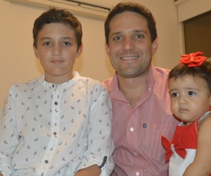 Camilo George junto a sus hijos Jacobo y Emma