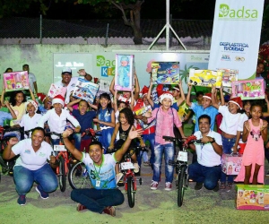 Niños ganadores el concurso de pesebres ecológicos.
