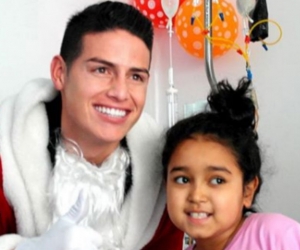 James, vestido de Papá Noel, entregó regalos a menores en una clínica.