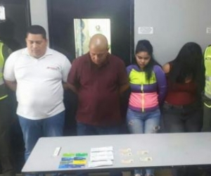 Cuatro personas fueron capturadas en el norte de Barranquilla cuando pretendieron hacer efectivo cuatro cheques que sumaban 19 millones 600 mil pesos.