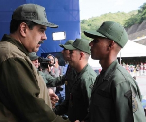  Nicolás Maduro con instrucciones a personal de la Guardia Nacional.