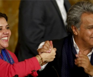 Lenín Moreno, presidente de Ecuador, celebra el triunfo del 'Sí' junto a su vicepresidenta.