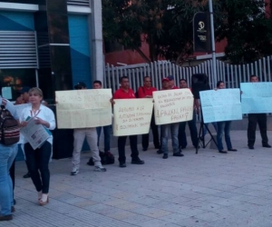 Algunos empleados de Uniautónoma protestan por salarios adeudados.