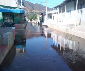 Aguas negras en el barrio María Cristina.