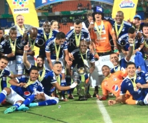 Jugadores de Millonarios celebran luego de la premiación.