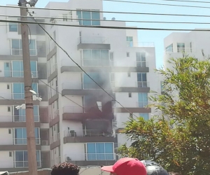 El fuego amenaza con afectar otros apartamentos. 