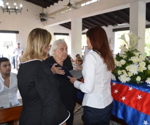 La gobernadora Rosa Cotes entregó el homenaje a Sofía Díaz Granados, viuda de Saade.