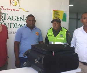 Un taxista ejemplar devolvió una maleta con ropa, documentos, elementos de uso personal, y dos millones de pesos.