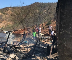 Incendio estructural en el barrio Los Fundadores.