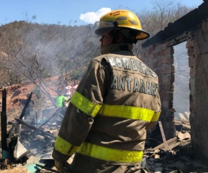 Incendio estructural en el barrio Los Fundadores.