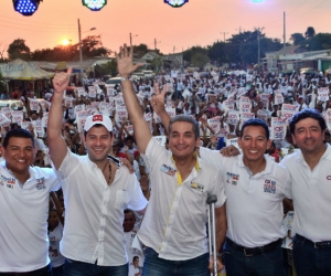 El candidato al Senado Fabián Castillo Suárez, el aspirante a la Cámara de Representantes, Franklin Lozano, el exgobernador del Magdalena Luis Miguel Cotes, el exalcalde de Pueblo Viejo, Francisco Gutiérrez Blanco y el excandidato a la Alcaldía de esa municipalidad, Fabián Obispo Borja, durante la concentración en Pueblo Viejo.