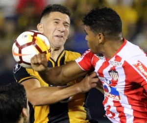 El jugador del Guaraní Jorge Morel (i) disputa el balón con Rafael Pérez.