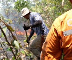  Autoridades intentan controlar el incendio.