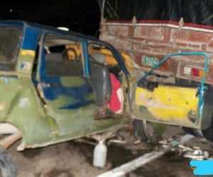 Cortesía. La camioneta chocó por la parte trasera con el tractocamión.