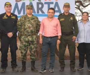 El Alcalde estuvo acompañado de otras autoridades del Distrito, durante el acto simbólico de inicio de la obra.
