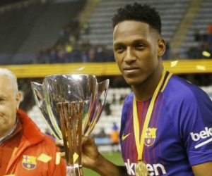 Yerry Mina con el trofeo de la Súpercopa de Cataluña. 