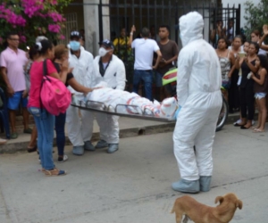 Momentos en que personal de Criminalística realiza el levantamiento del cadáver.