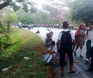 Estudiantes de bloquean vía Guamal - El Banco.