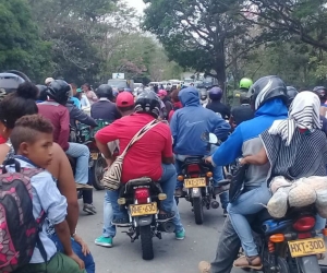 bloqueos en la vía Guamal- El Banco para exigir transporte escolar.