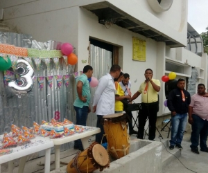 Vestidos de celebración, con torta y decoración, los habitantes del barrio La Paz realizaron una protesta pacífica.