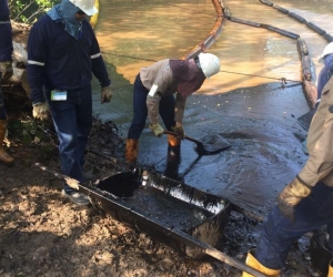 Técnicos de Ecopetrol intentando controlar el derrame.