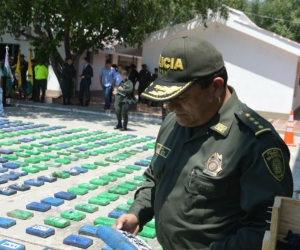 El general Jorge Nieto, Director de la Policía Nacional, llegó a Santa Marta para conocer de primera mano de este enorme cargamento de droga.