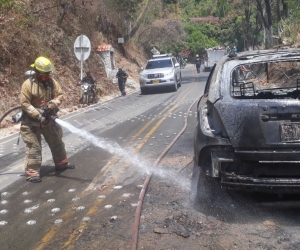 Bomberos atienden la emergencia. 