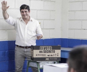 El Presidente electo Carlos Alvarado, luego de ejercer su derecho al voto.