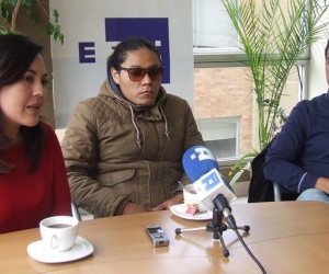 Yadira Aguagallo (i), pareja del fotoperiodista Paúl Rivas; Alejandro Ortega (c), hermano del periodista, Javier Ortega; y Cristian Segarra (d), hijo del conductor Efraín Segarra.