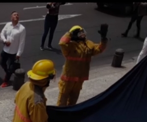 El momento en que la pareja pasaba por el lugar y el supuesto hombre se lanzaba del sexto piso. 